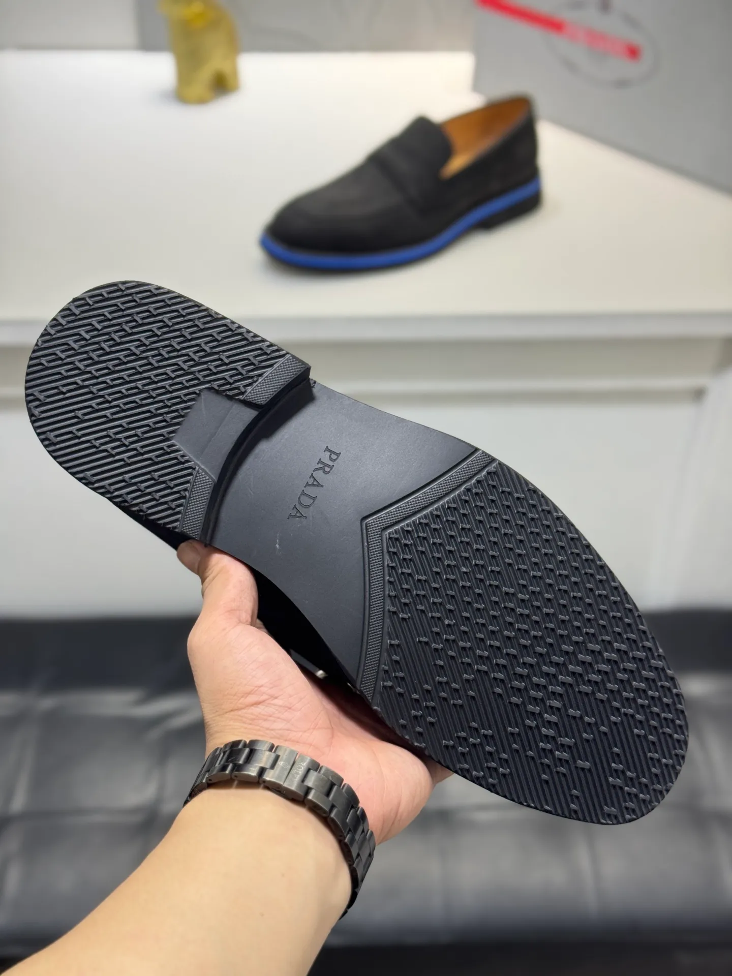 Men's shoes 💰520 💰PRADA*——◾ Prada~Thick-soled men's shoes, original single-level perfect boutique, brogue style men's formal casual leather shoes, luxurious materials, imported cowhide, with water-dyed cowhide lining, 4.5cm increased PU foam lightweight outsole, perfectly restore the original classic, purchase the original 1:1 accurate replica, welcome all comparisons 🆚, the design is full of modernity, versatile and fashionable urban men! Size: 39-44 (38.45.46.47 customized YS)
